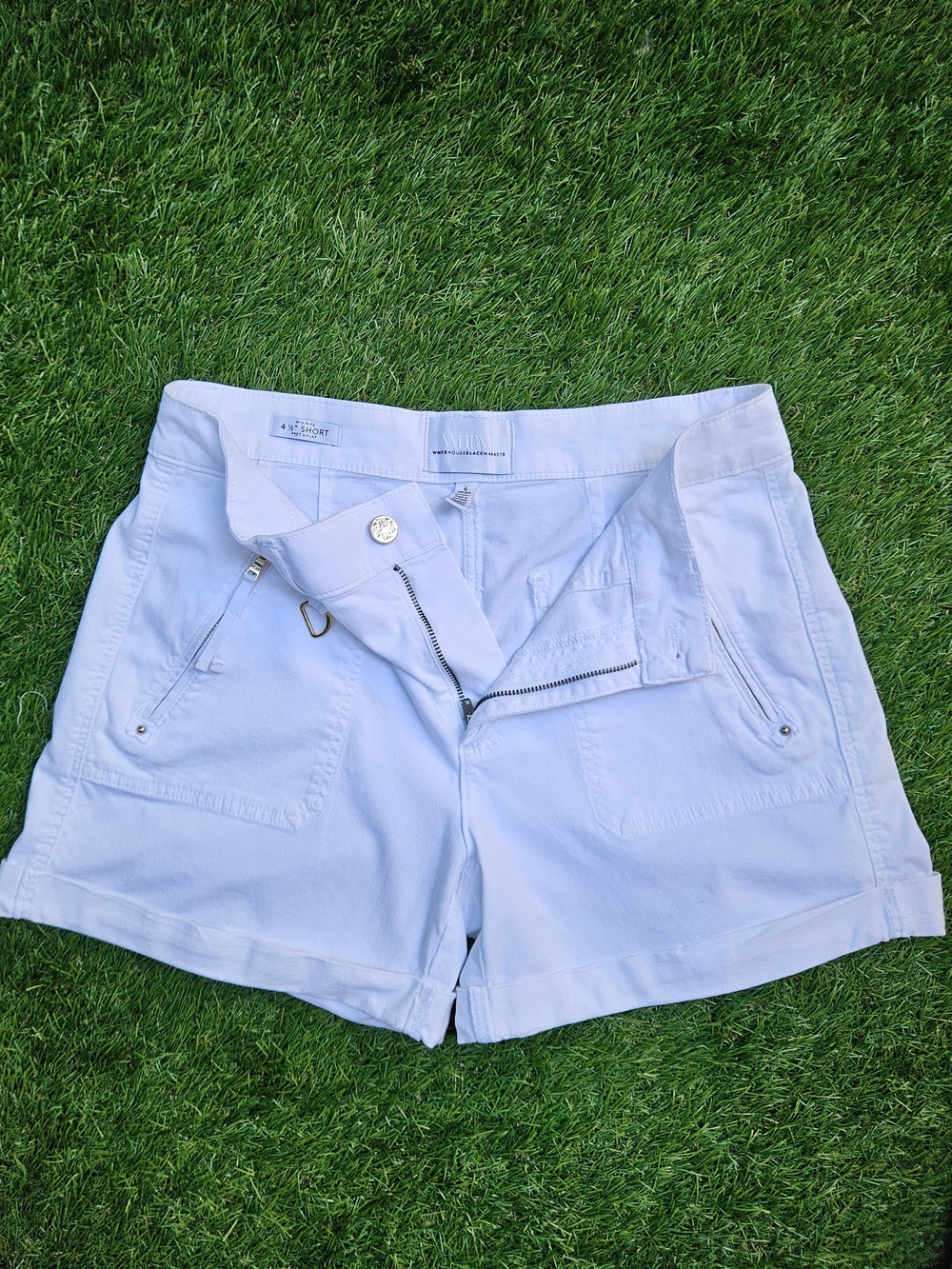 White House Black Market White Mid Rise Zip Pocket Shorts Size 6